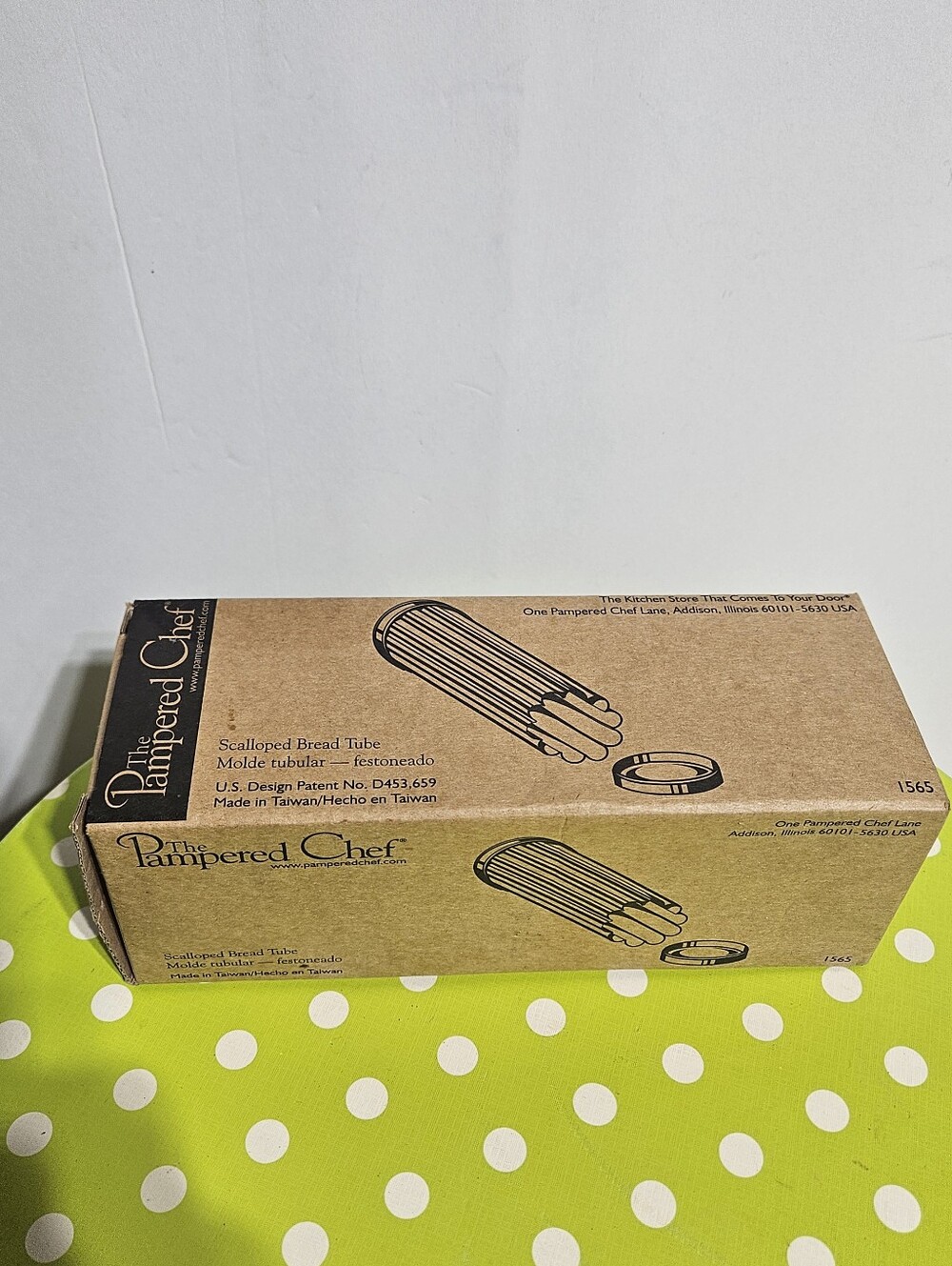 The Pampered Chef Scalloped Bread Tube in Brown Box New
